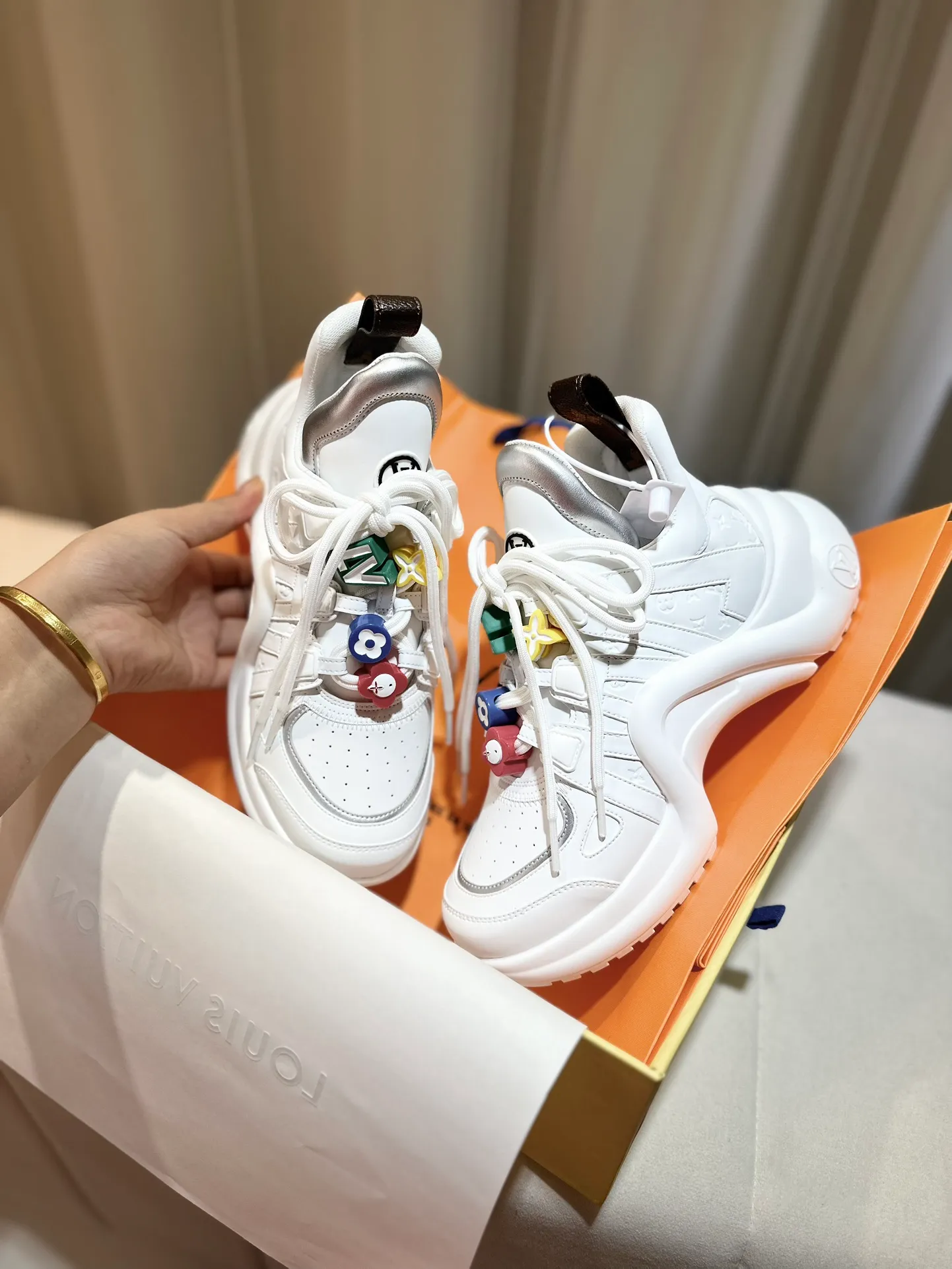 👟👟Ex-factory price 720 D-Quest is a new interpretation of classic motorcycle style boots, highlighting the classic logo of Dior haute couture style. It is carefully made of black butter leather. The decorative ribbon is embellished with a gold-finished metal logo to enhance the style. Sheepskin lining, sizes 35-42.